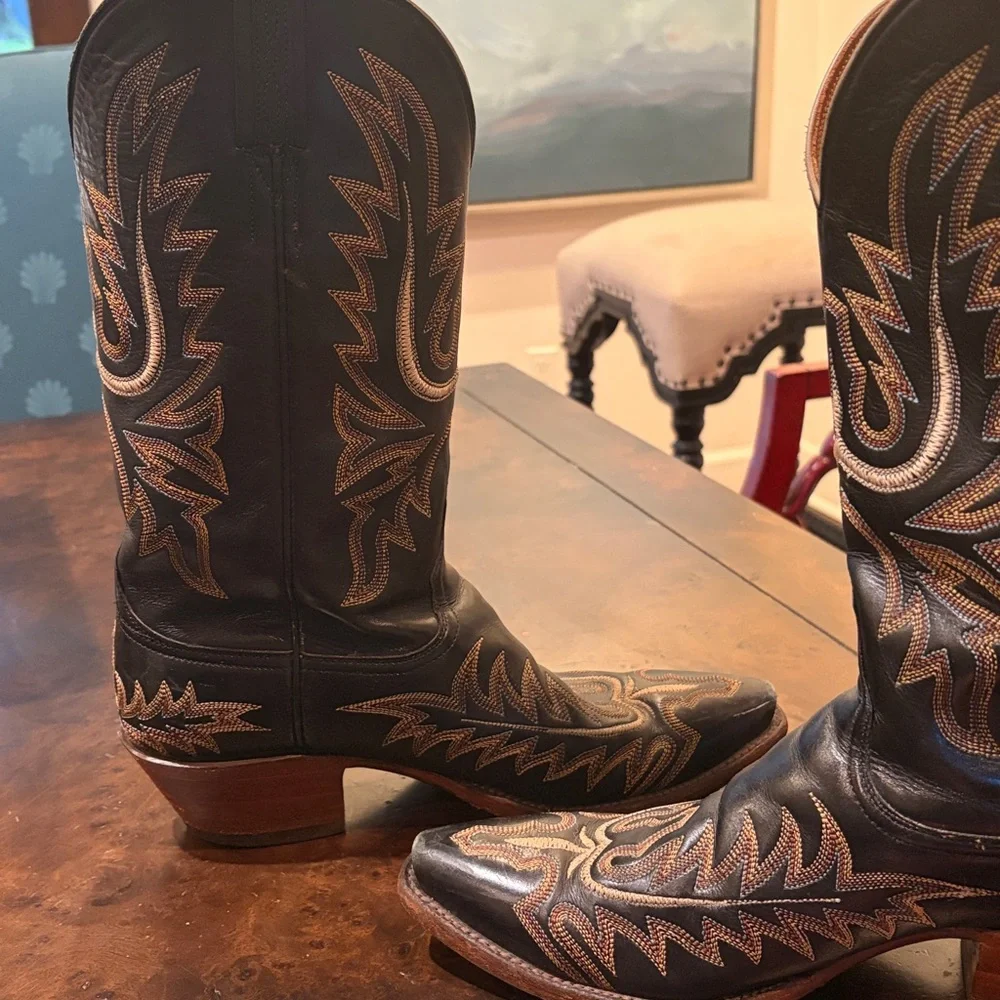 Lucchese women's cowboy boots these are size 8.5 B

Great condition - Picture 3 of 13